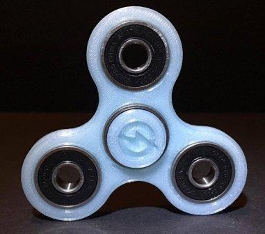 Le hand spinner, nouveau jouet vedette dans les écoles - Le Temps